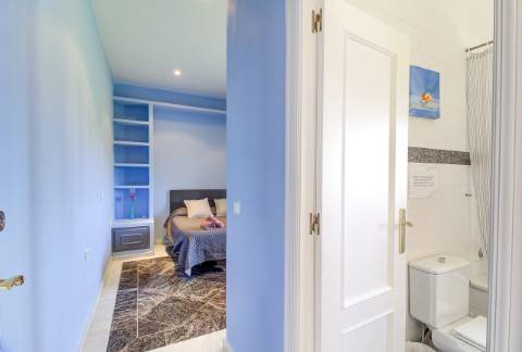 Moradia com 5 quartos e piscina em terreno de 3 hectares arquitetura de autor a 7 km da praia.