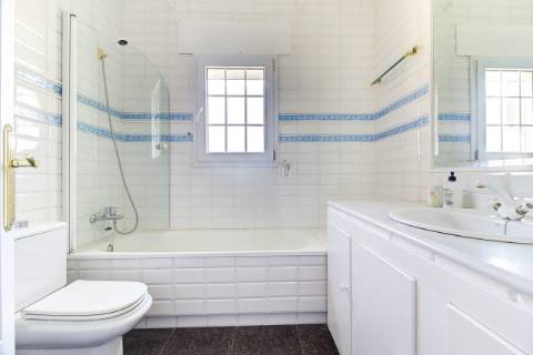 Moradia com 5 quartos e piscina em terreno de 3 hectares arquitetura de autor a 7 km da praia.