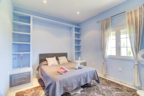 Moradia com 5 quartos e piscina em terreno de 3 hectares arquitetura de autor a 7 km da praia.