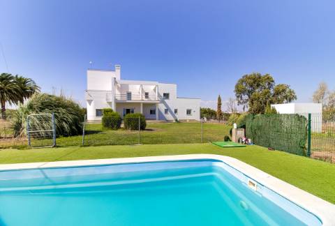 Moradia com 5 quartos e piscina em terreno de 3 hectares arquitetura de autor a 7 km da praia.