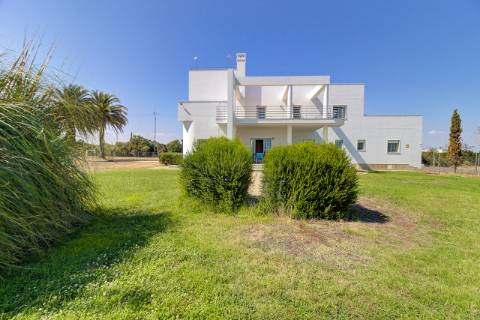 Moradia com 5 quartos e piscina em terreno de 3 hectares arquitetura de autor a 7 km da praia.