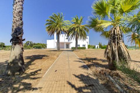 Moradia com 5 quartos e piscina em terreno de 3 hectares arquitetura de autor a 7 km da praia.