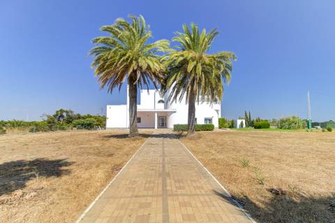 Moradia com 5 quartos e piscina em terreno de 3 hectares arquitetura de autor a 7 km da praia.