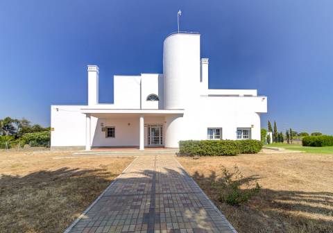 Moradia com 5 quartos e piscina em terreno de 3 hectares arquitetura de autor a 7 km da praia.
