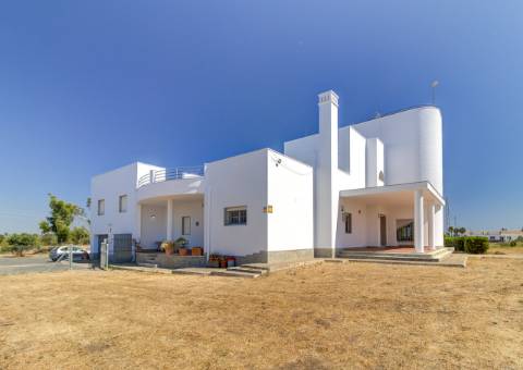 Moradia com 5 quartos e piscina em terreno de 3 hectares arquitetura de autor a 7 km da praia.