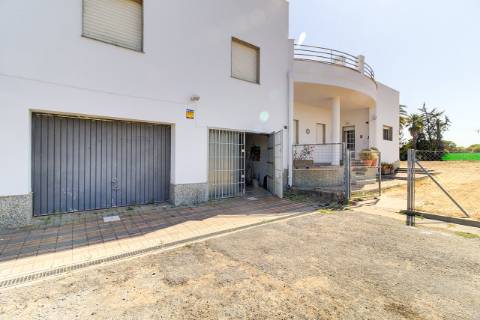 Moradia com 5 quartos e piscina em terreno de 3 hectares arquitetura de autor a 7 km da praia.