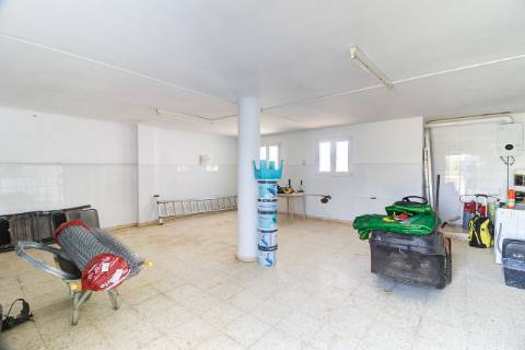 Moradia com 5 quartos e piscina em terreno de 3 hectares arquitetura de autor a 7 km da praia.