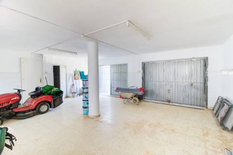 Moradia com 5 quartos e piscina em terreno de 3 hectares arquitetura de autor a 7 km da praia.