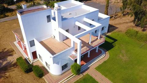 Moradia com 5 quartos e piscina em terreno de 3 hectares arquitetura de autor a 7 km da praia.