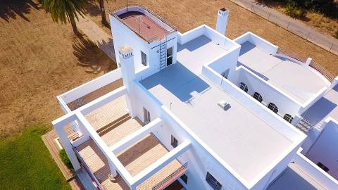 Moradia com 5 quartos e piscina em terreno de 3 hectares arquitetura de autor a 7 km da praia.