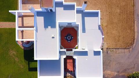 Moradia com 5 quartos e piscina em terreno de 3 hectares arquitetura de autor a 7 km da praia.