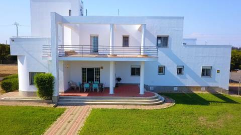 Moradia com 5 quartos e piscina em terreno de 3 hectares arquitetura de autor a 7 km da praia.