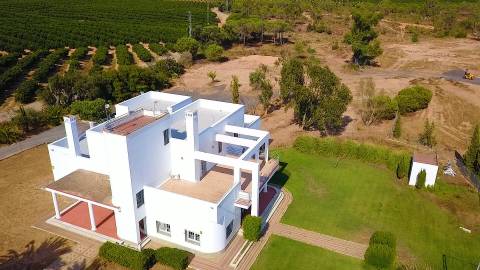 Moradia com 5 quartos e piscina em terreno de 3 hectares arquitetura de autor a 7 km da praia.