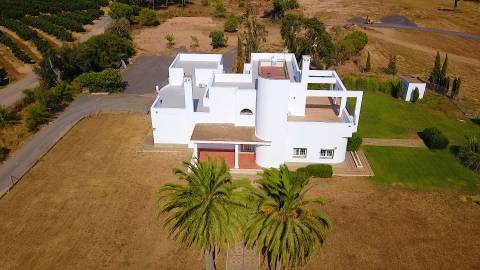 Moradia com 5 quartos e piscina em terreno de 3 hectares arquitetura de autor a 7 km da praia.