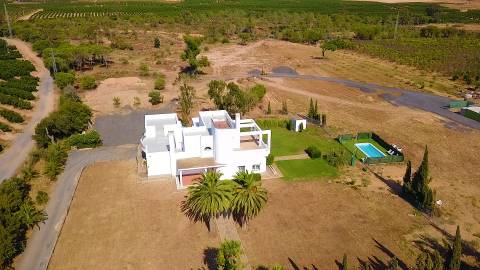 Moradia com 5 quartos e piscina em terreno de 3 hectares arquitetura de autor a 7 km da praia.