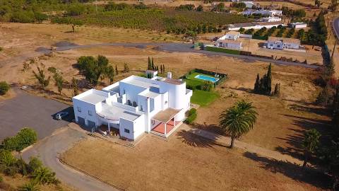 Moradia com 5 quartos e piscina em terreno de 3 hectares arquitetura de autor a 7 km da praia.