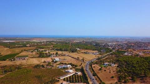 Moradia com 5 quartos e piscina em terreno de 3 hectares arquitetura de autor a 7 km da praia.