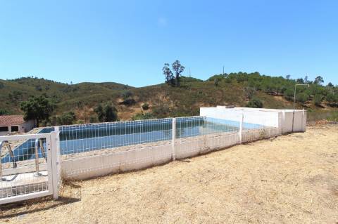 Moradia isolada no campo, próximo da aldeia de Cachopo