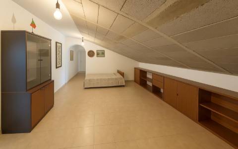 Moradia isolada no campo, próximo da aldeia de Cachopo