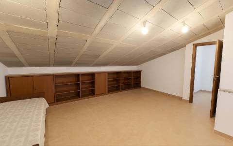 Moradia isolada no campo, próximo da aldeia de Cachopo