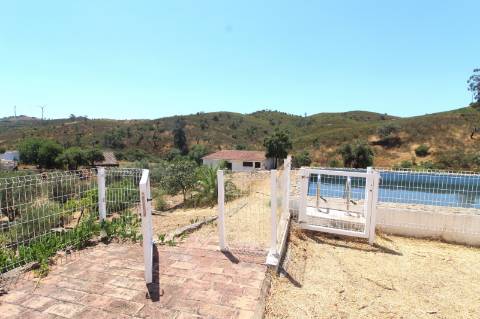 Moradia isolada no campo, próximo da aldeia de Cachopo