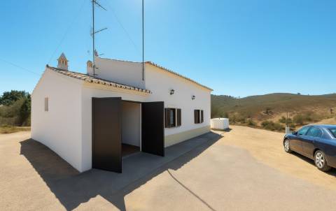 Moradia isolada no campo, próximo da aldeia de Cachopo