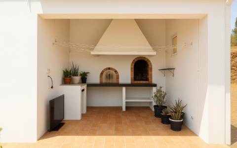 Moradia isolada no campo, próximo da aldeia de Cachopo