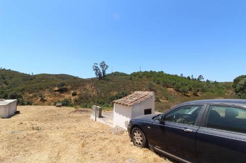 Moradia isolada no campo, próximo da aldeia de Cachopo