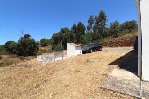 Moradia isolada no campo, próximo da aldeia de Cachopo