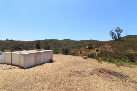 Moradia isolada no campo, próximo da aldeia de Cachopo