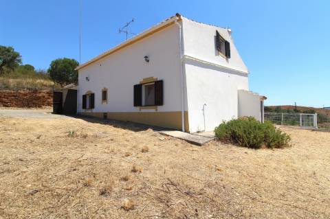 Moradia isolada no campo, próximo da aldeia de Cachopo