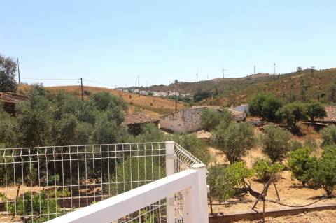 Moradia isolada no campo, próximo da aldeia de Cachopo