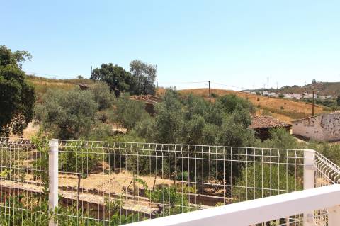 Moradia isolada no campo, próximo da aldeia de Cachopo