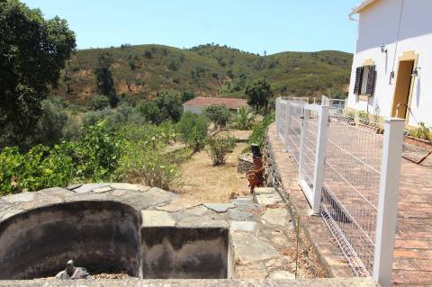 Moradia isolada no campo, próximo da aldeia de Cachopo