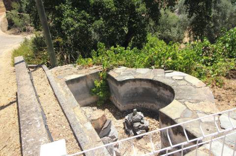 Moradia isolada no campo, próximo da aldeia de Cachopo