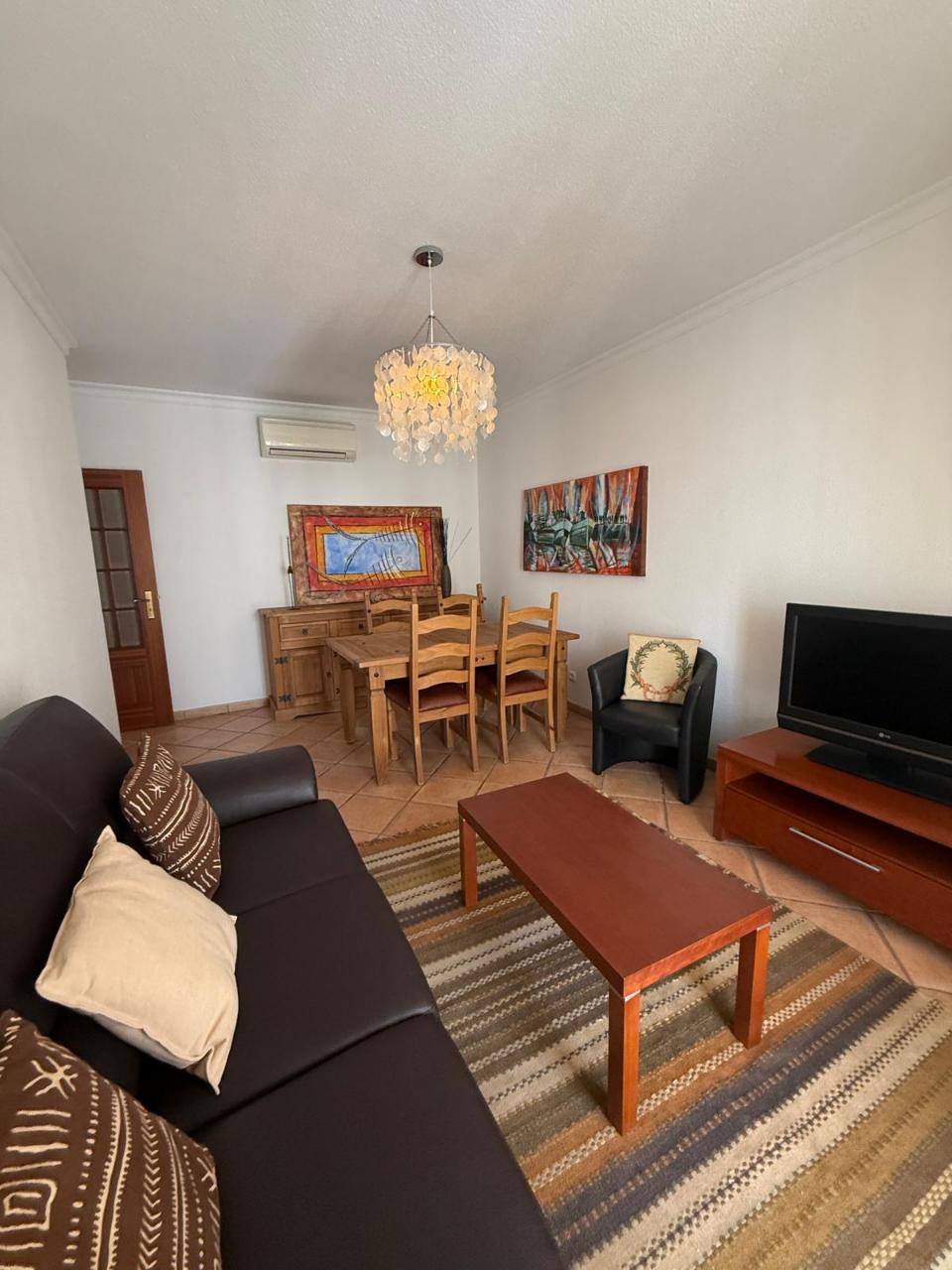 Apartamento T3 Vila Nova de Cacela com 2Wcs , Ar condicionado, Elevador, Varandas com vista Mar e Garagem. Anual.