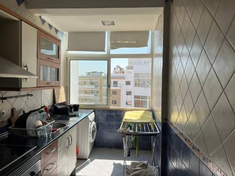 O Seu Novo Lar em Faro - T3 originalmente mas revertido em T2 com Luz Natural e Localização Premium!