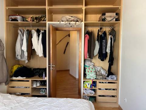 O Seu Novo Lar em Faro - T3 originalmente mas revertido em T2 com Luz Natural e Localização Premium!