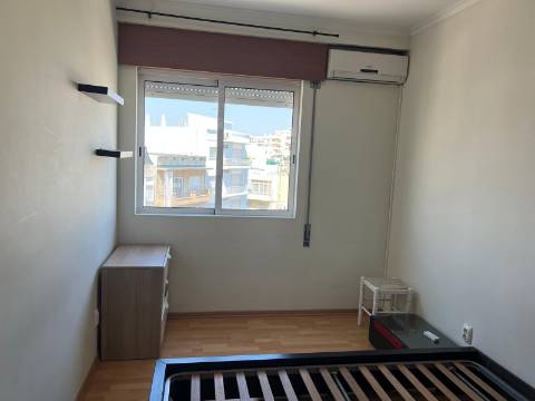 O Seu Novo Lar em Faro - T3 originalmente mas revertido em T2 com Luz Natural e Localização Premium!