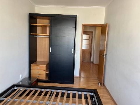 O Seu Novo Lar em Faro - T3 originalmente mas revertido em T2 com Luz Natural e Localização Premium!