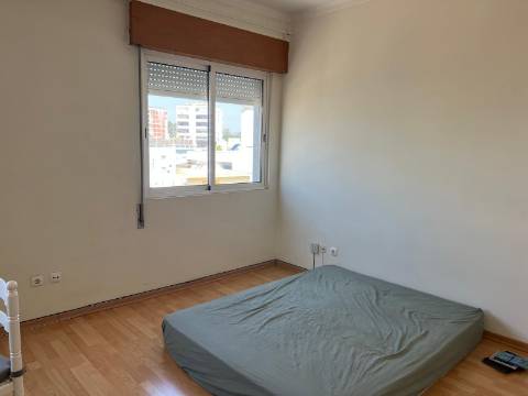 O Seu Novo Lar em Faro - T3 originalmente mas revertido em T2 com Luz Natural e Localização Premium!