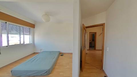 O Seu Novo Lar em Faro - T3 originalmente mas revertido em T2 com Luz Natural e Localização Premium!