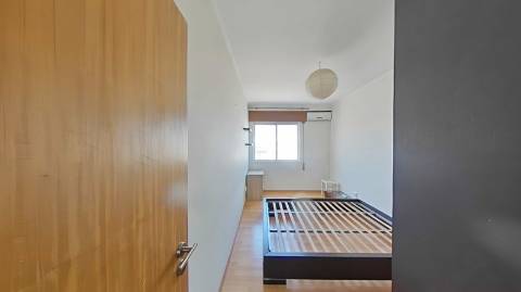 O Seu Novo Lar em Faro - T3 originalmente mas revertido em T2 com Luz Natural e Localização Premium!