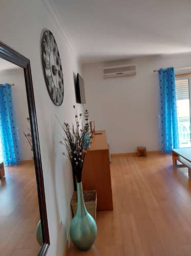 Apartamento T1 totalmente mobilado e equipado. Ar Condicionado. Elevador. Central.