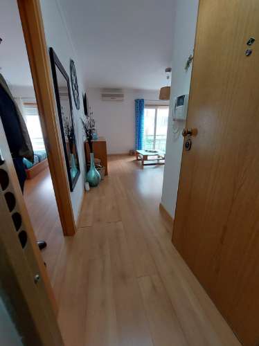 Apartamento T1 totalmente mobilado e equipado. Ar Condicionado. Elevador. Central.