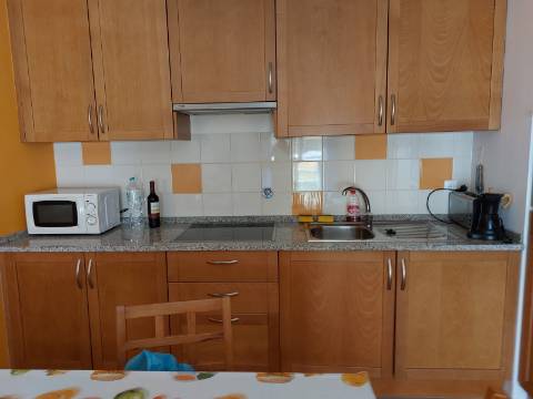 Apartamento T1 totalmente mobilado e equipado. Ar Condicionado. Elevador. Central.