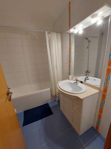 Apartamento T1 totalmente mobilado e equipado. Ar Condicionado. Elevador. Central.