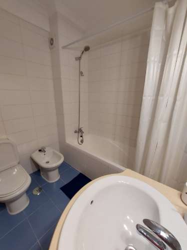 Apartamento T1 totalmente mobilado e equipado. Ar Condicionado. Elevador. Central.