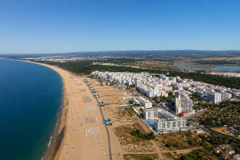 Apartamento T1 para arrendamento sazonal, totalmente mobilado e equipado. Dispõe de ar condicionado, elevador e excelente localização central.