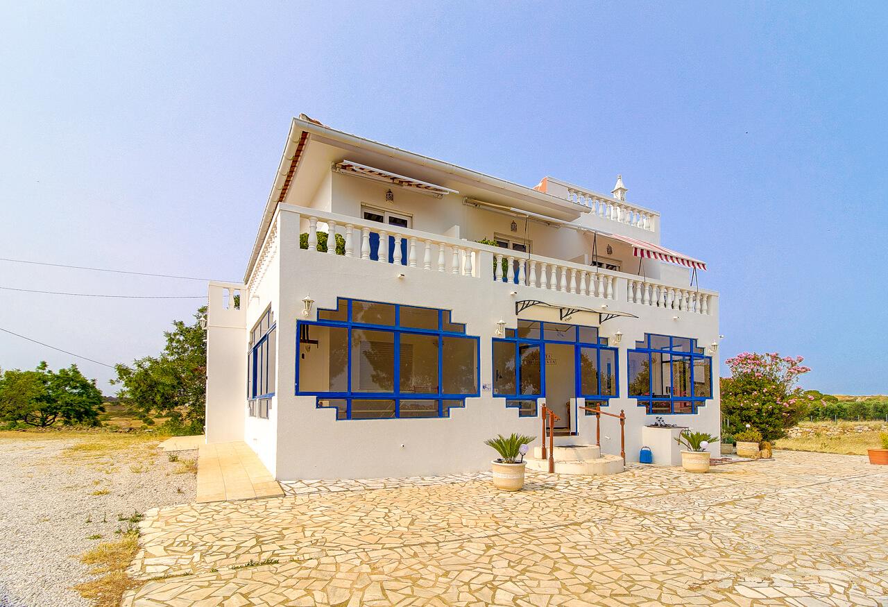 Moradia T6 de Caráter Único com Vista Mar e Serra - Algarve 
 Junto ao Golfe Monte Rei | Terreno com 32.500 m² | Potencial para Turismo Rural